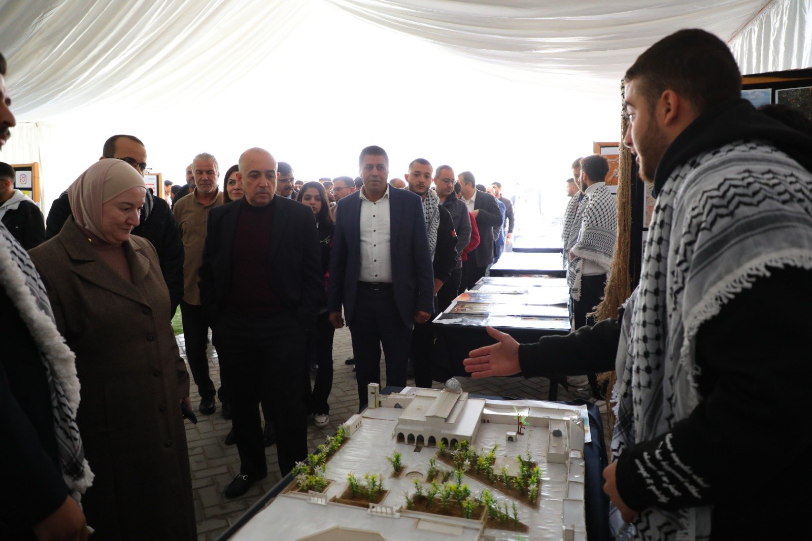 التطبيقية تقيم "معرض طوفان الأقصى" بتنظيم من الجالية الفلسطينية