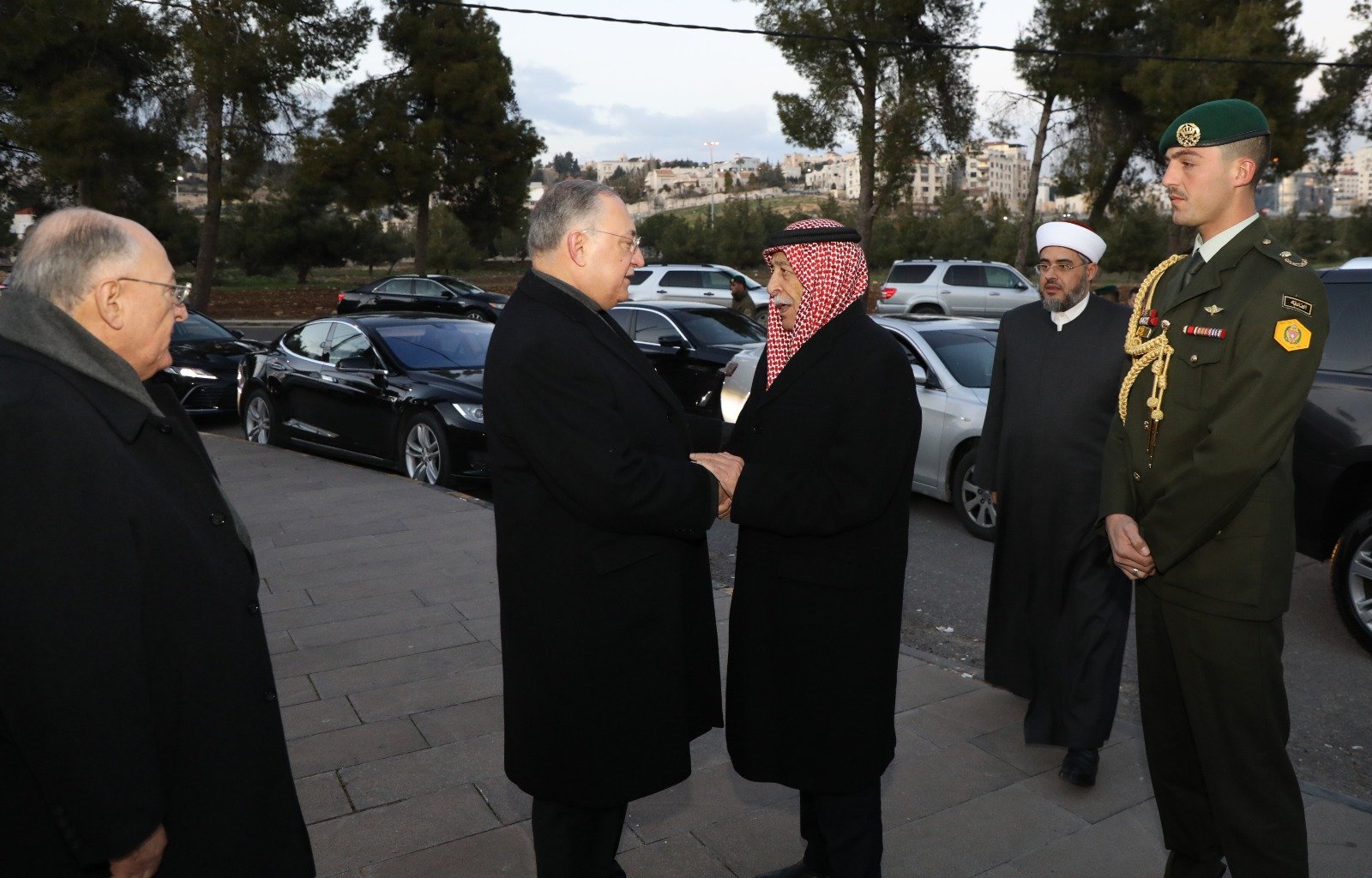 مندوبا عن الملك وولي العهد.. العيسوي يعزي عشيرة حجازي