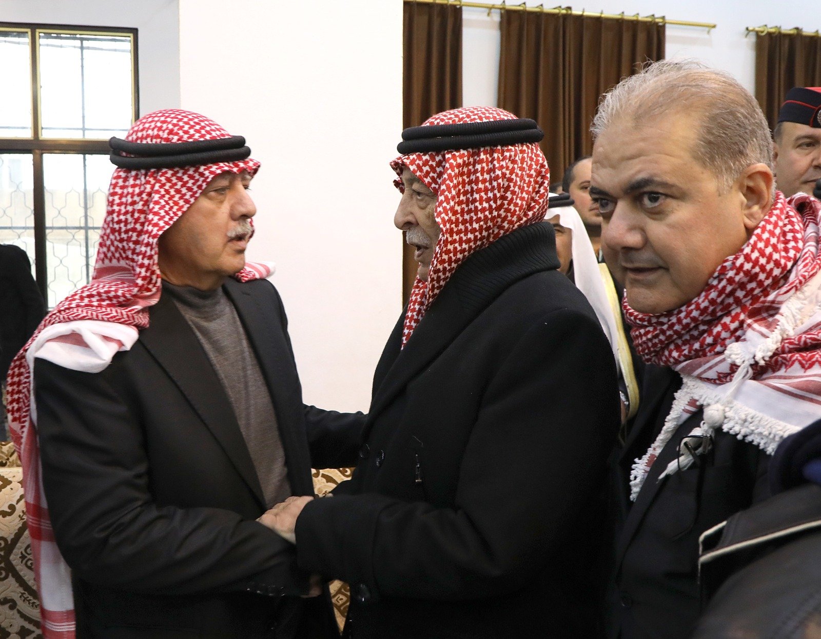 مندوبا عن الملك وولي العهد.. العيسوي يعزي بوفاة النائب الذيابات