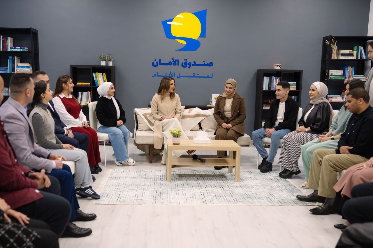 Queen Rania visits offices of Al Aman Fund for the Future of Orphans