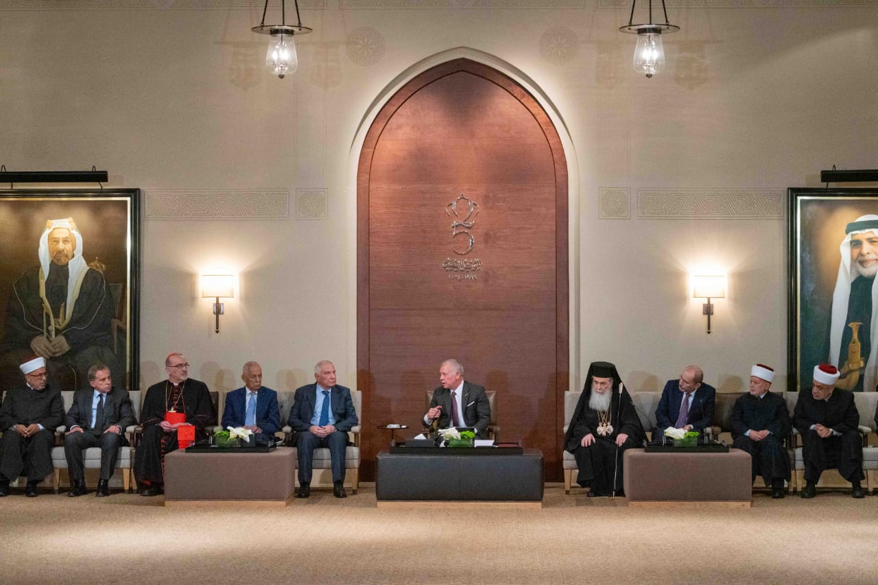 King meets Jerusalemite figures, reiterates Jordan’s unwavering support for Palestinians