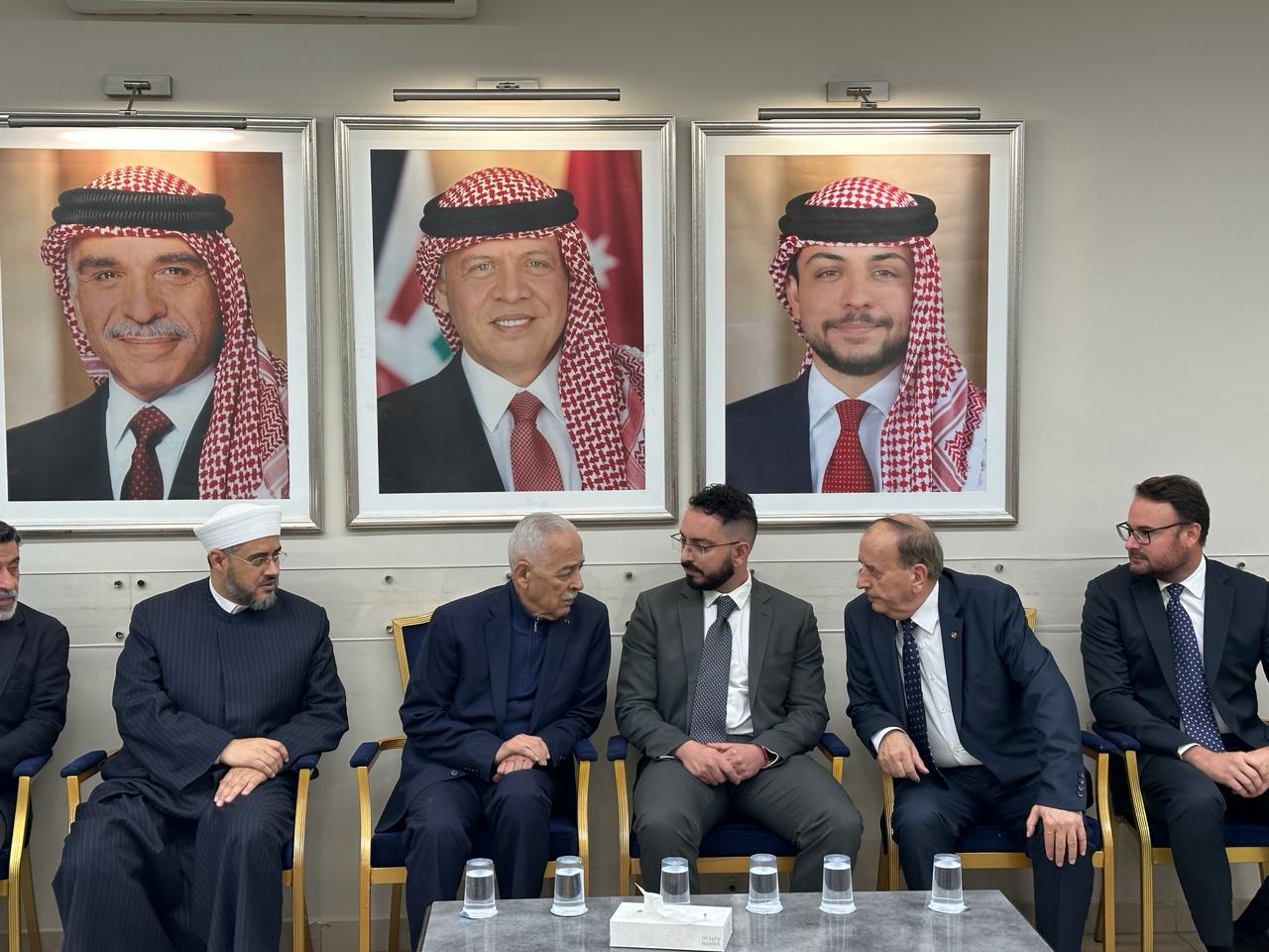 مندوبا عن الملك وولي العهد.... العيسوي يعزي عشيرة الدلابيح