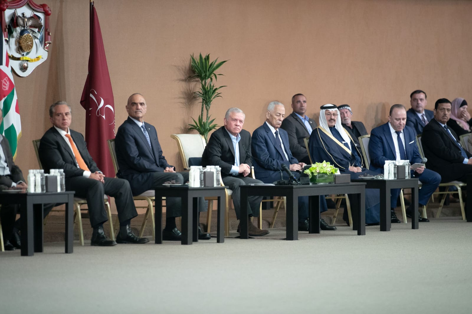 King meets figures from Palestinian refugee camps, reaffirms strength of Jordan’s internal front
