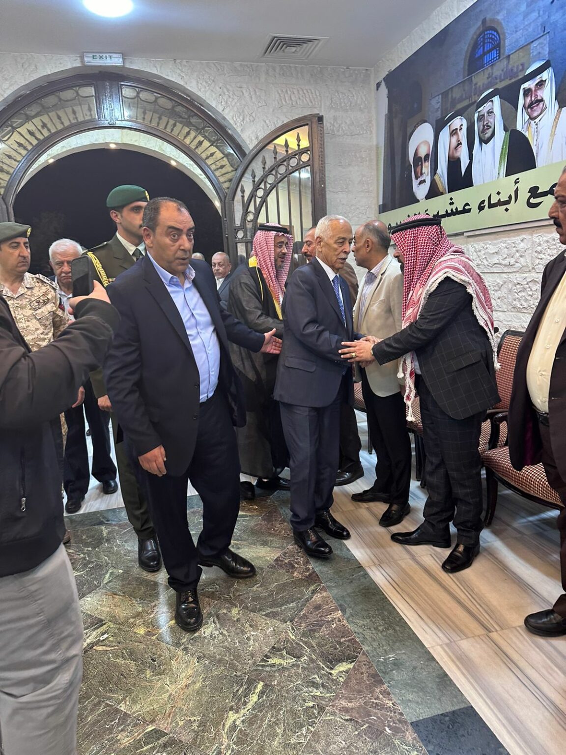 مندوبا عن الملك وولي العهد.. رئيس الديوان يعزي عشيرة النسور