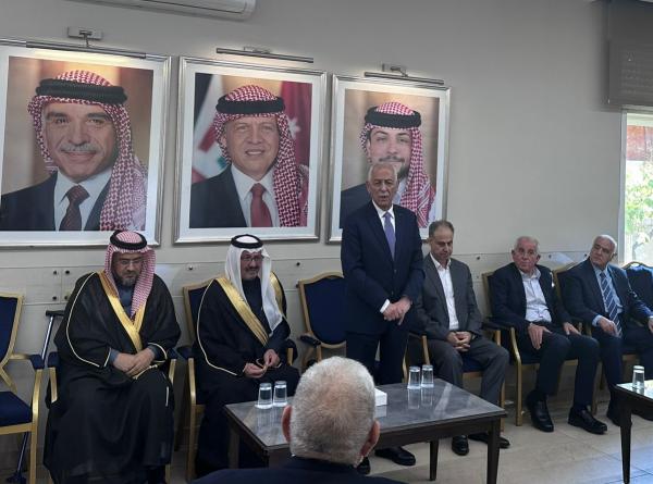 مندوبا عن الملك وولي العهد .. العيسوي يعزي عشيرة العزب