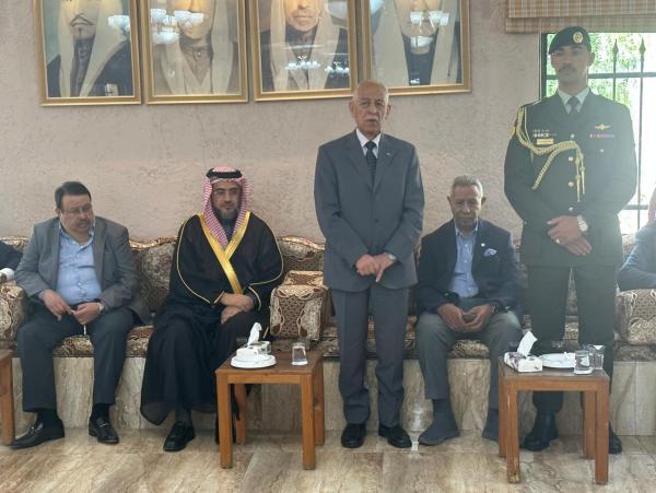 مندوبا عن الملك وولي العهد .. العيسوي يعزي الفايز