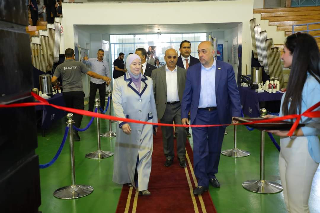 جامعة العلوم التطبيقية تفتتح المعرض الفني واليوم الوظيفي احتفالاً بعيد الاستقلال