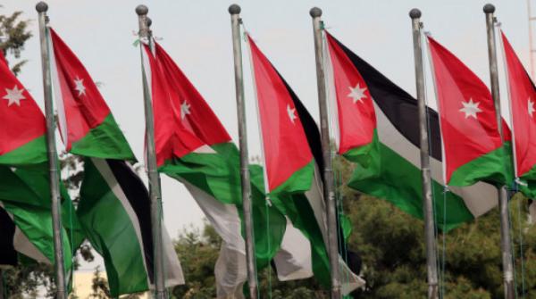 رفع العلم الأردني في مواقع رئيسة في جميع محافظات المملكة احتفالاً باليوم الوطني للعلم الأردني