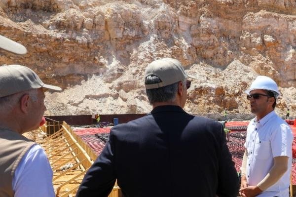 Minister visits Petra, highlights local investment amid tourist drop