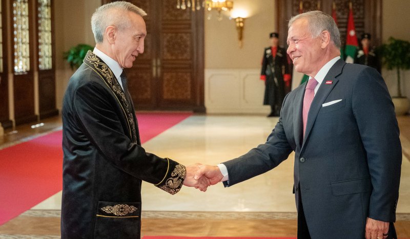 King accepts credentials of new ambassadors