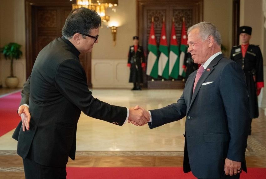 Indian Ambassador Manish Chauhan presents credentials to King Abdullah