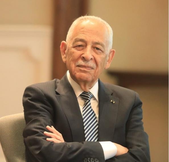 العيسوي ينقل تمنيات الملك وولي العهد بالشفاء للوزير استيتية