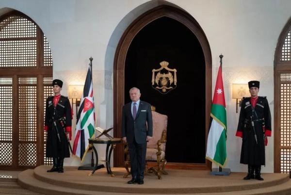 King swears in Ababneh as Judicial Council president, Ghazou as Constitutional Court president