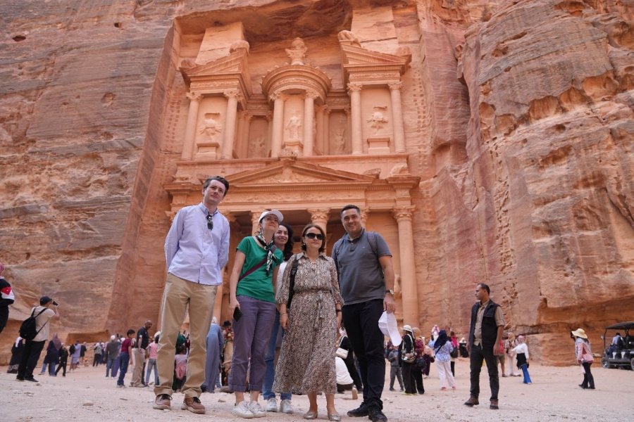 Romanian Foreign Minister visits Petra, discusses tourism cooperation
