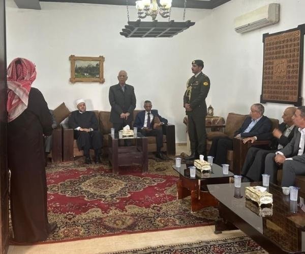 مندوبا عن الملك وولي العهد ..العيسوي يعزي عشيرة الفاعور