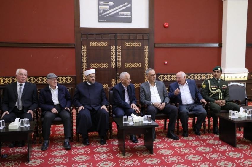 مندوبا عن الملك وولي العهد ..العيسوي يعزي الزرعيني والبقور