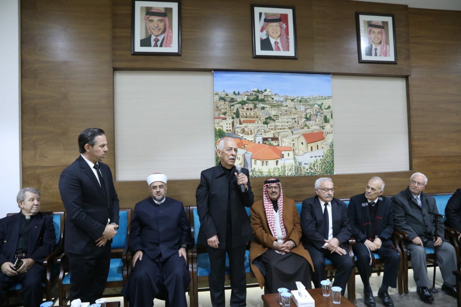 مندوبا عن الملك وولي العهد..العيسوي يعزي عشيرتي مشربش والنهار