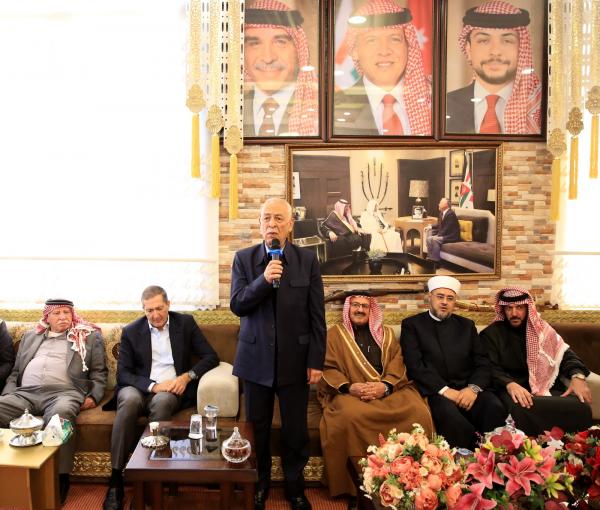 مندوبا عن الملك وولي العهد .. العيسوي يعزي عشيرة الحويان