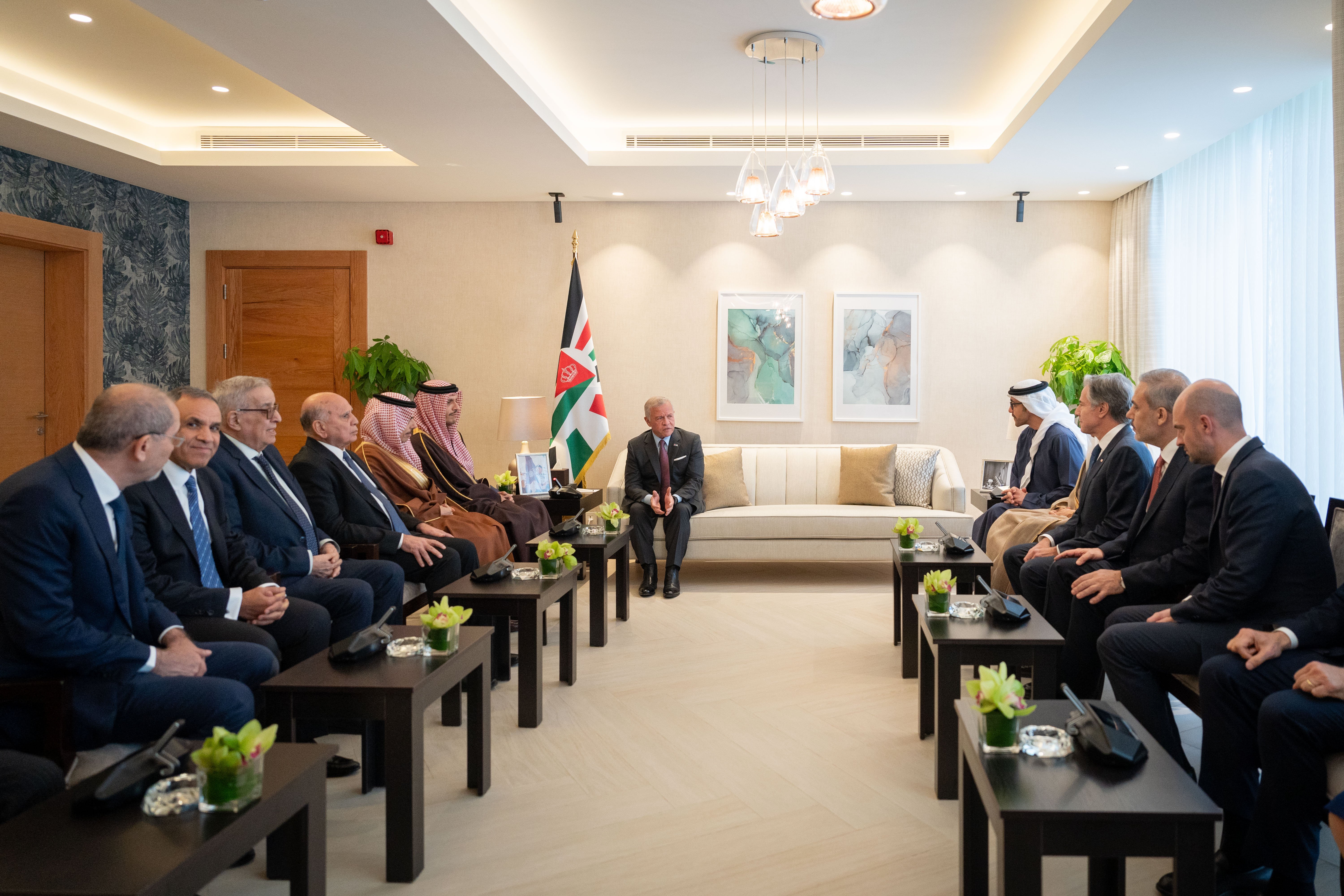King receives FMs participating in Aqaba Meetings on Syria