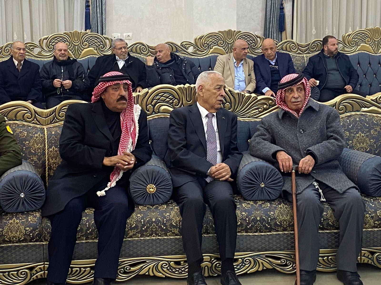 مندوبا عن الملك وولي العهد.. العيسوي يعزي عشيرة الشوبكي