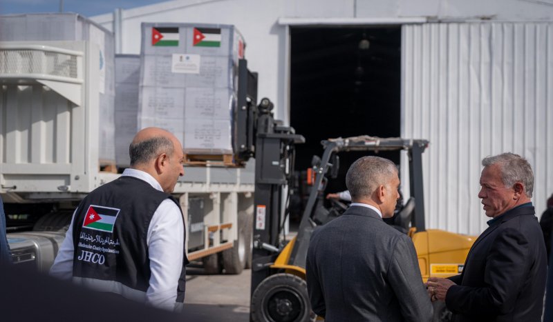 King checks on preparation of largest aid convoy to Gaza, honours JHCO for its efforts