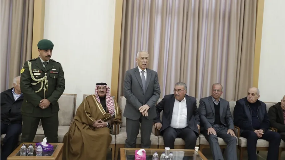 مندوبا عن الملك وولي العهد.. العيسوي يعزي الحوراني وأبو عبيد