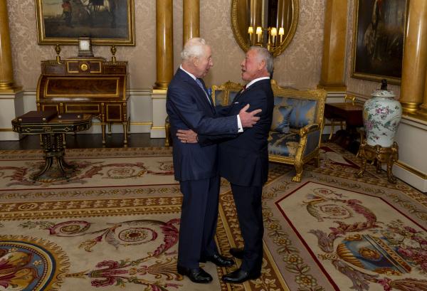 King meets UK monarch in London