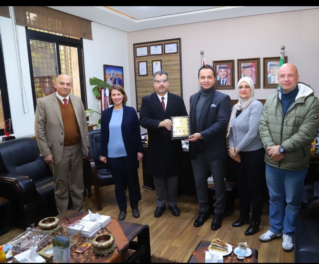 University of Petra honors alumnus Maen Amro for outstanding media career