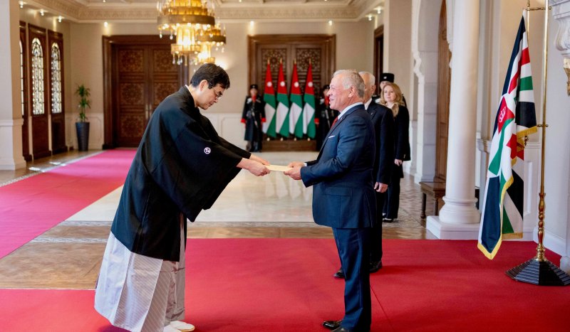 King accepts credentials of new ambassadors