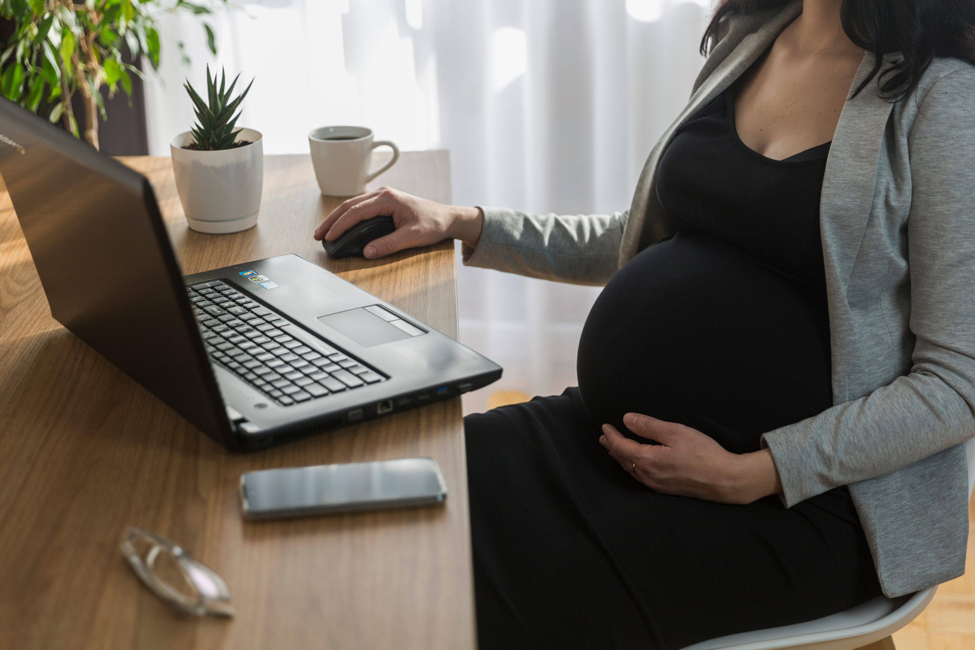 Lawmakers approve ban on dismissing pregnant workers