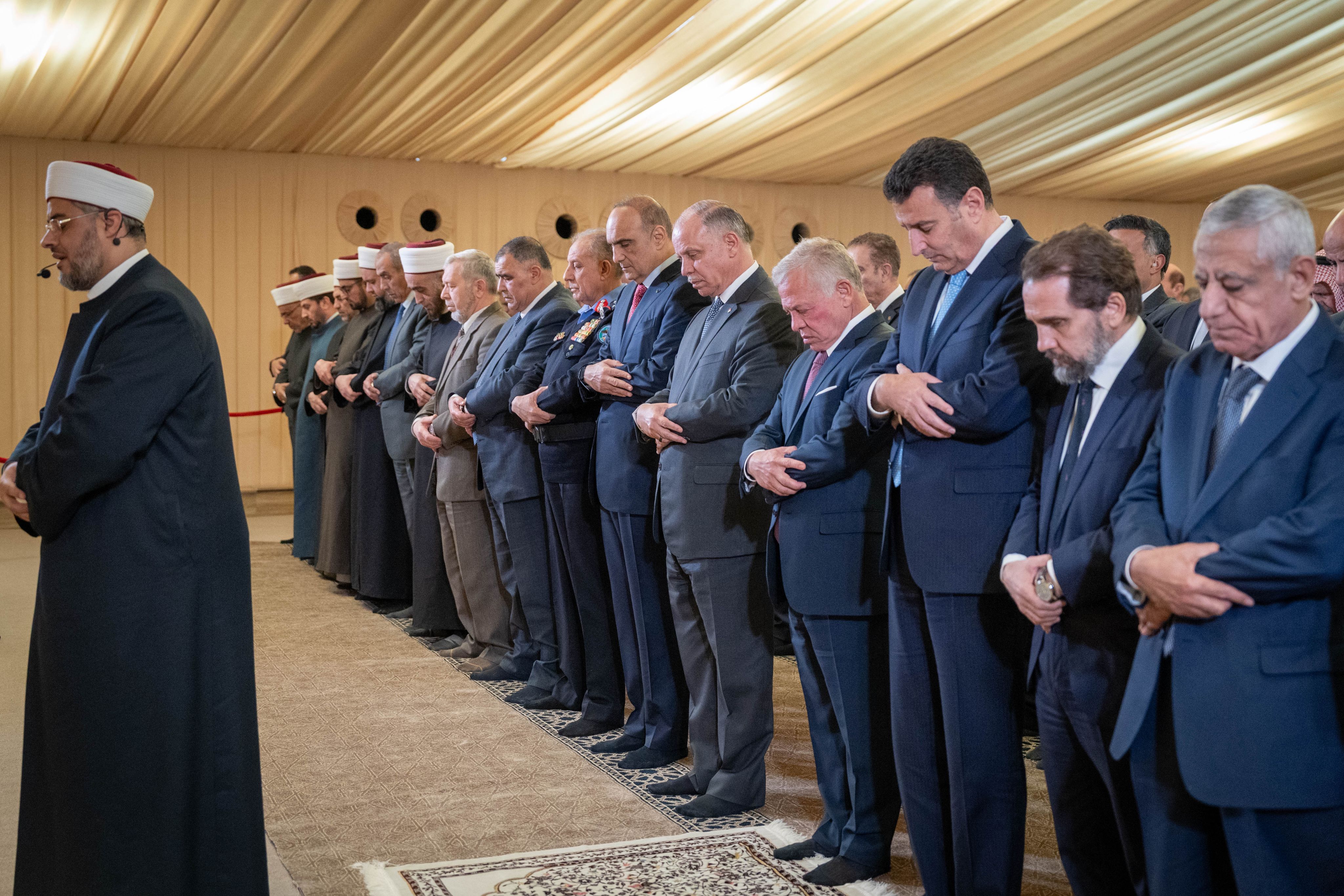 King hosts iftar for senior officials