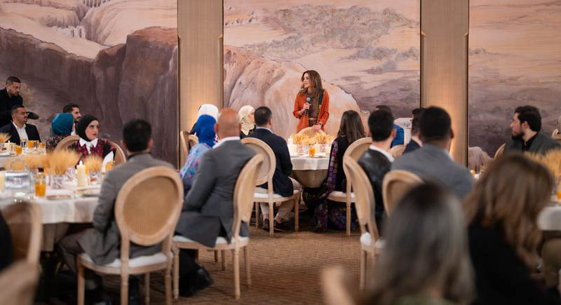 Queen Rania hosts iftar for Jordanian youth
