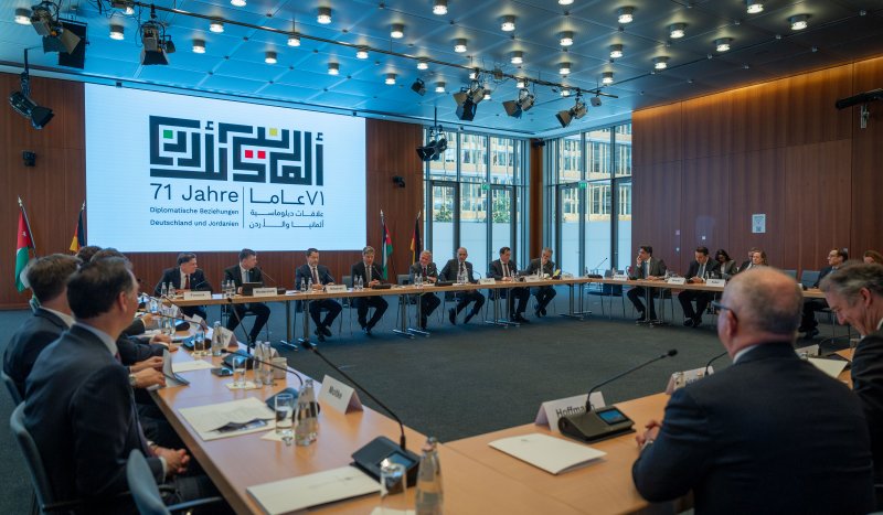 King meets representatives of German companies, economic institutions