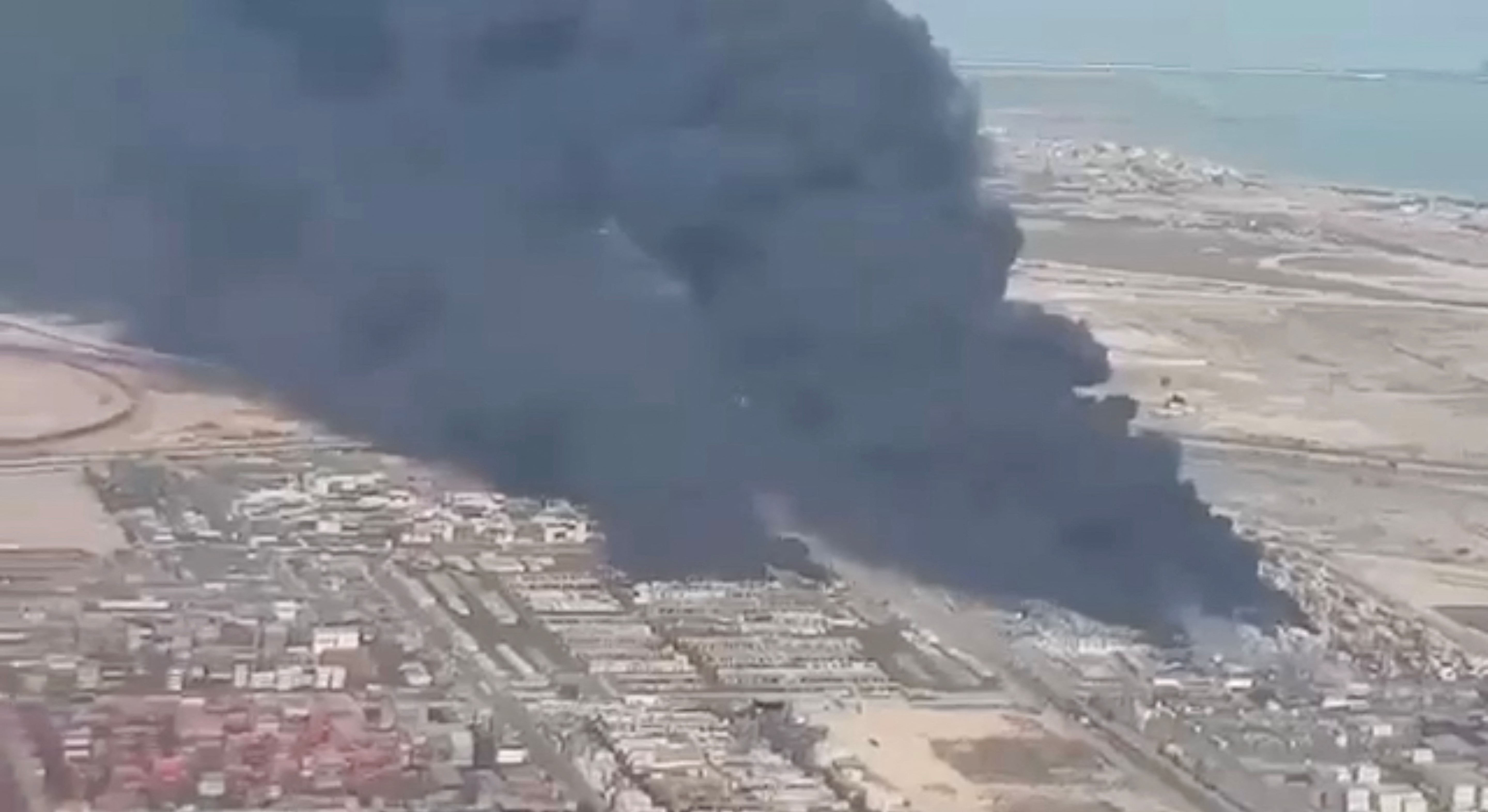 Huge blast at key Iranian port kills 14 and injures more than 750