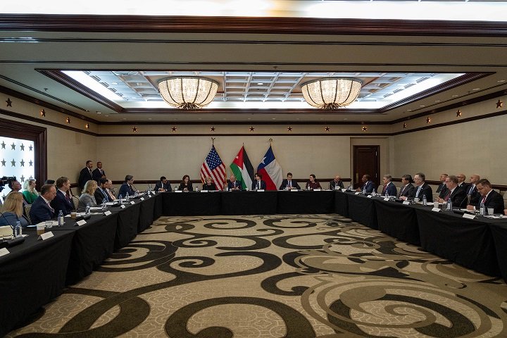 King meets CEOs, representatives of Texas companies