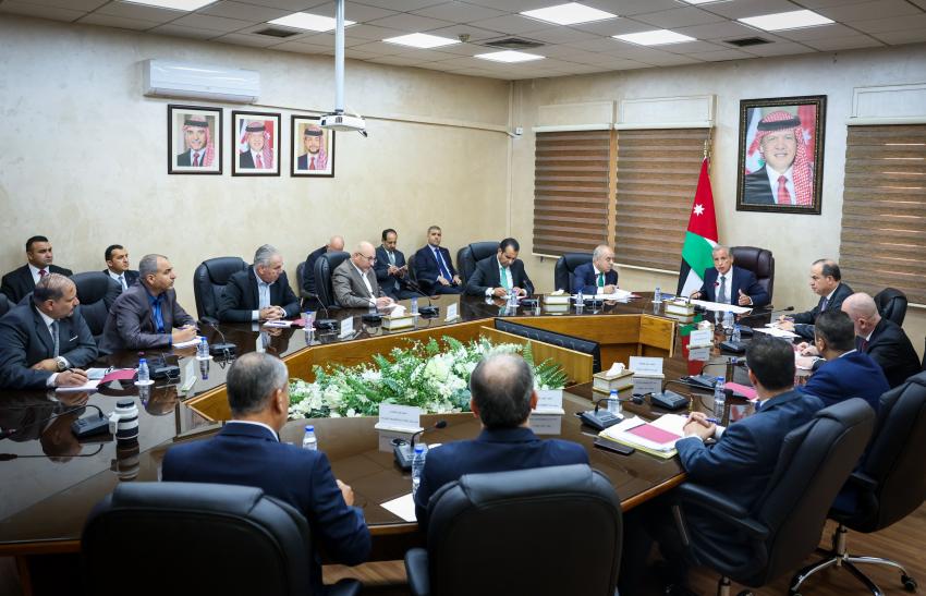 رئيس الوزراء يوجه بتخصيص أراضٍ لإنشاء إسكانات للمعلمين في المحافظات