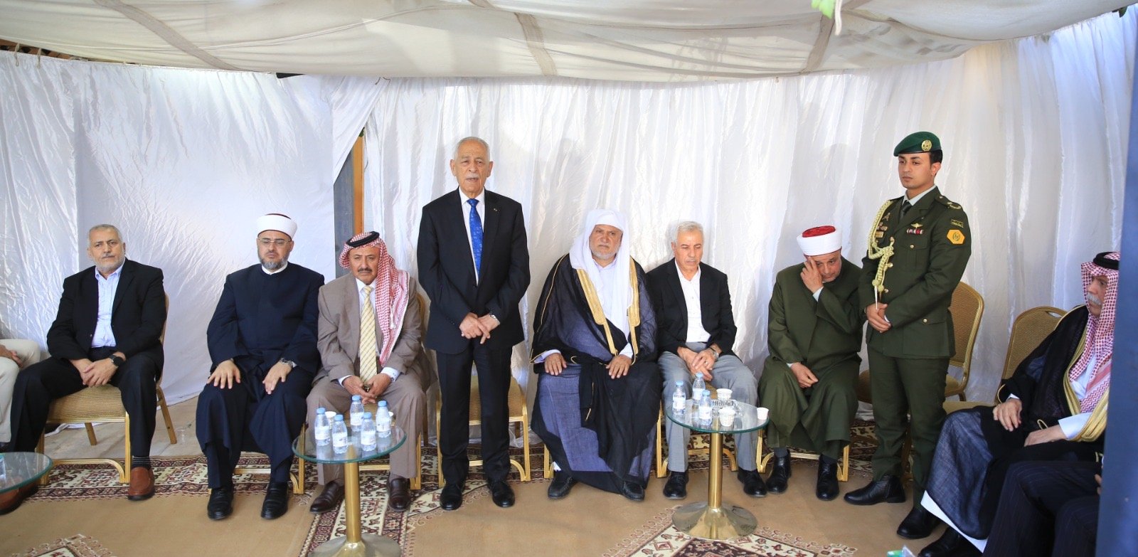 مندوبا عن الملك وولي العهد.. العيسوي يعزي عشيرة الفقير