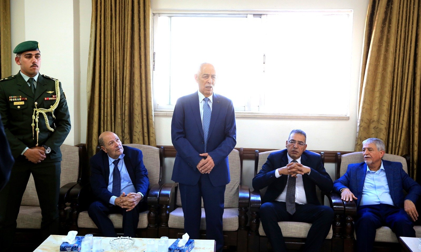 مندوبا عن الملك وولي العهد .. العيسوي يعزي أبو هنية وأبو جاموس