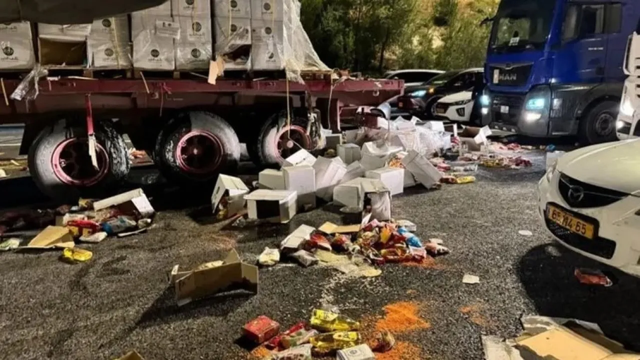 Israeli settlers delay Jordanian aid to Gaza, injure drivers, damage trucks