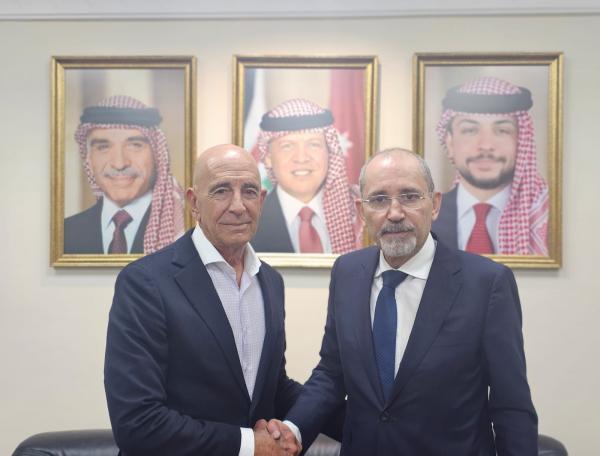 FM Safadi, U.S. envoy Barrack discuss Syria ceasefire