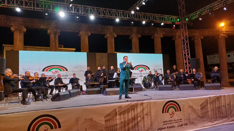 مسرح الساحة الرئيسة يحتفي بموسيقى الشرق والغرب بجرش