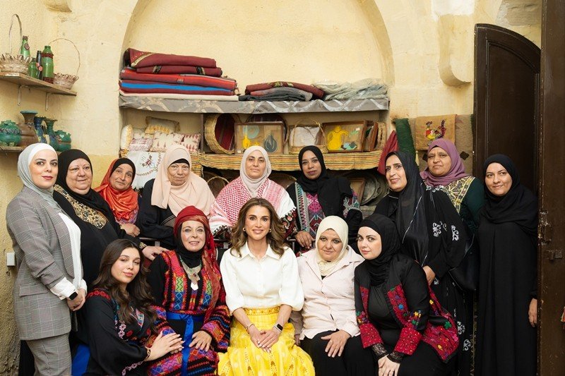 Queen Rania visits Al Salt and tours Al Ain Plaza