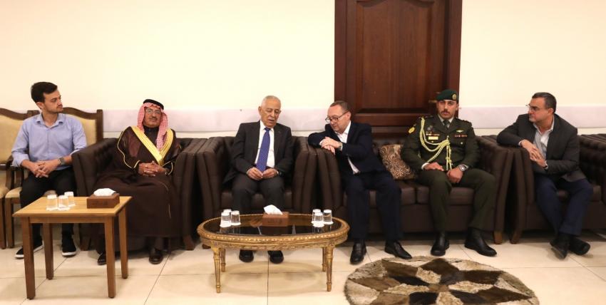 مندوبا عن الملك وولي العهد .. العيسوي يعزي عشيرة حداد وآل عصفور