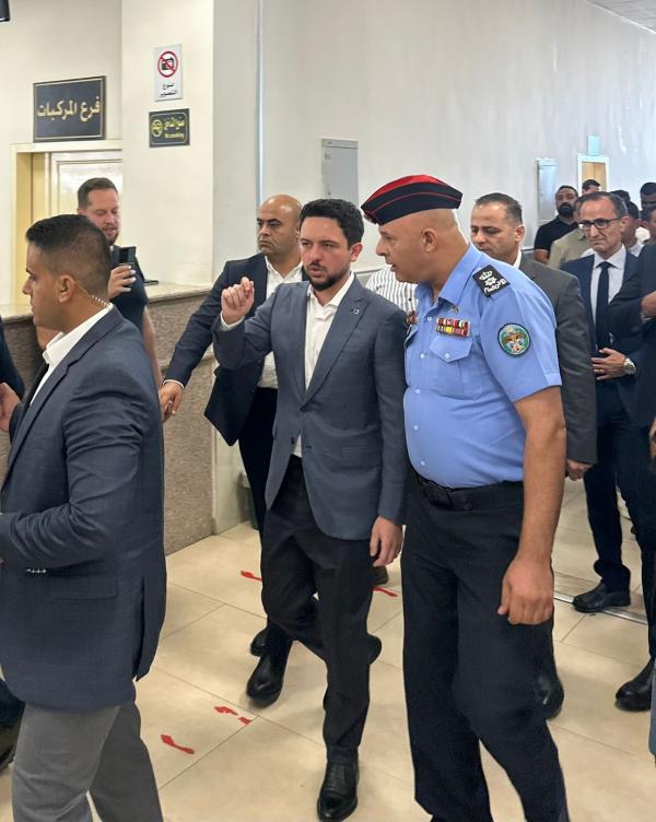 Crown Prince makes surprise visit to vehicle licensing department