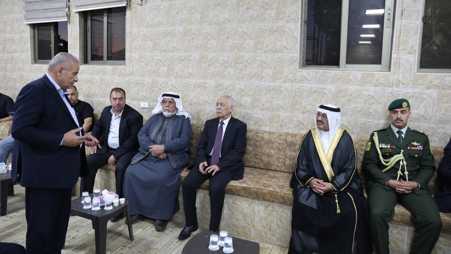 مندوبا عن الملك وولي العهد.. العيسوي يعزي عشيرة الصمادي