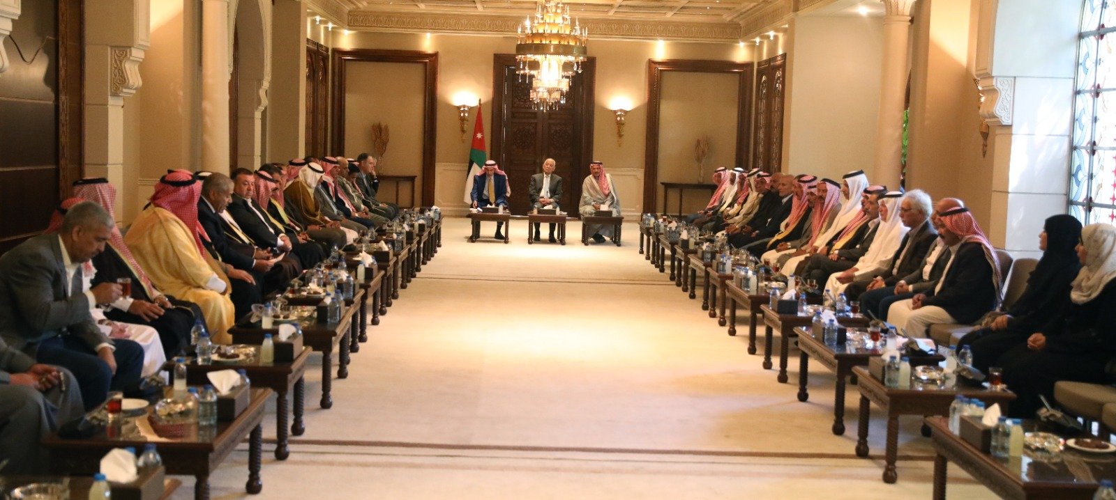 العيسوي يلتقي وفدا من عشائر بئر السبع وممثلين عن جمعية الرواد للفنون التشكيلي