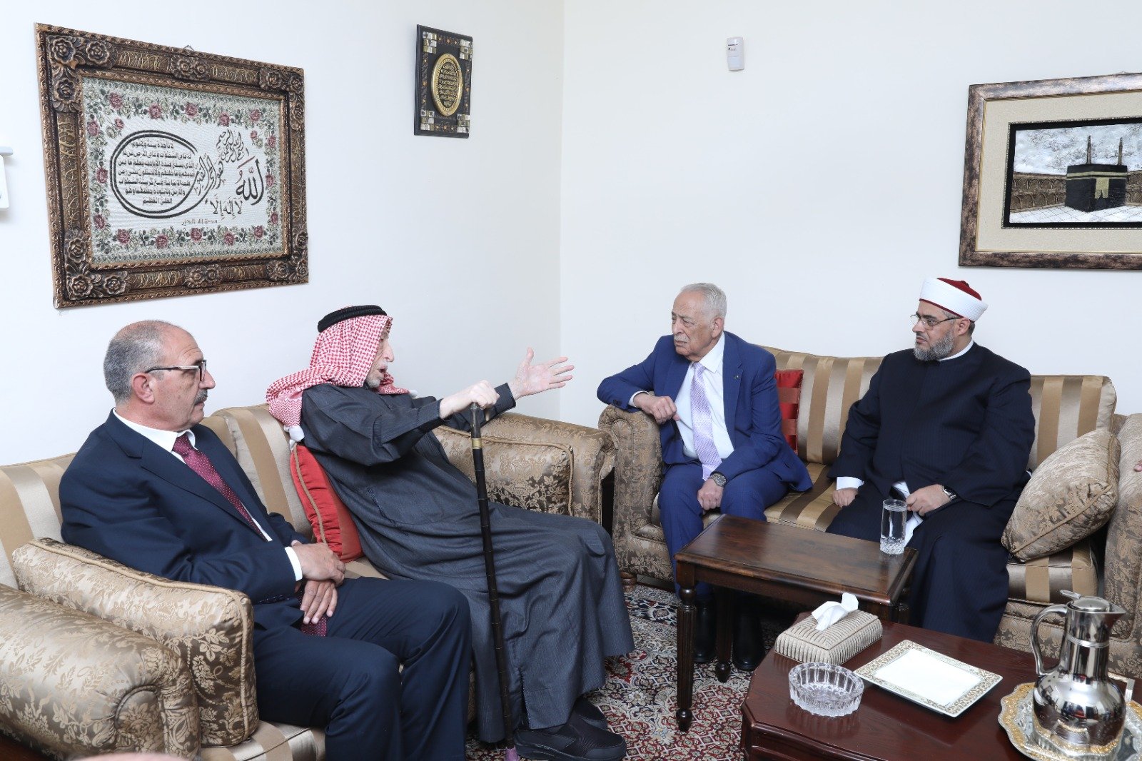 العيسوي ينقل تمنيات الملك وولي العهد للوزيرين العكور وأبو عين بتمام الصحة