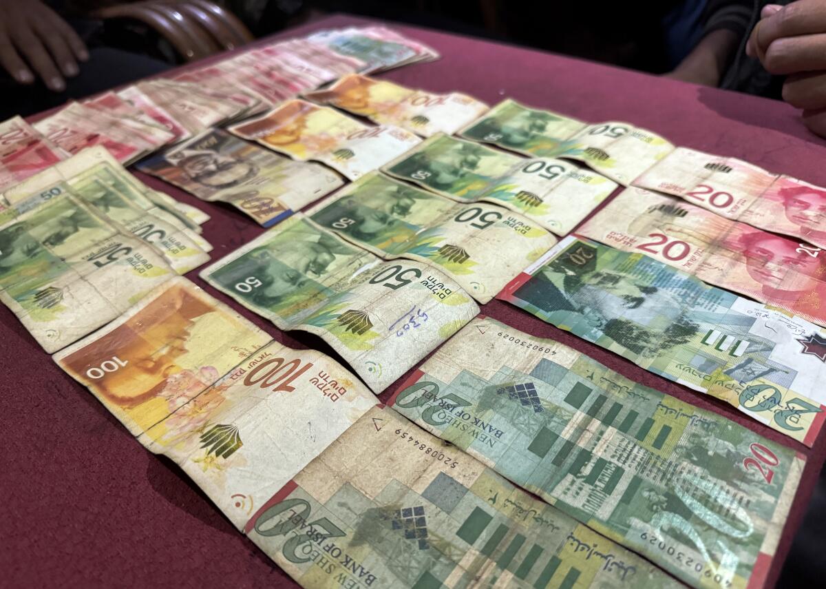 As the guns fall silent, Gazans find newly-reopened banks have no cash