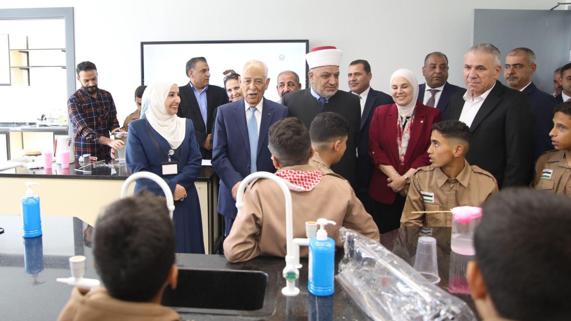 تزامناً مع الزيارة الملكية للكرك ...العيسوي يفتتح مصنع الزي للألبسة الجاهزة بالموجب ومدرسة الربة الثانوية للبنين