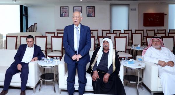 مندوبا عن الملك وولي العهد .. العيسوي يعزي آل حداد والعواملة